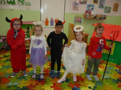 MIKULÁŠ VE ŠKOLCE