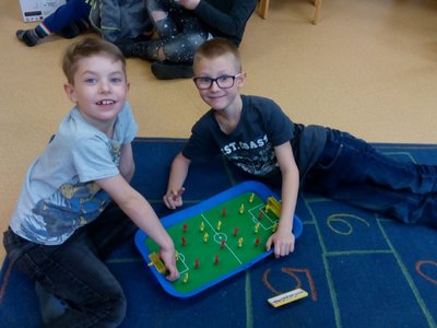 KDO SI HRAJE, NEZLOBÍ...