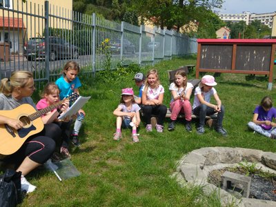 Zpívání s paní asistentkou Leničkou...