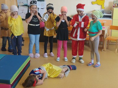 SNĚHURKA V ORANŽOVÉ DRUŽINCE...