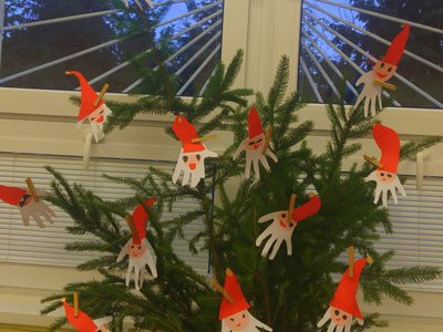 STROM  VÁNOČNÍCH SKŘÍTKŮ...