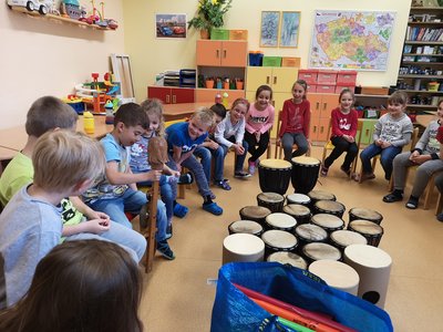 Rytmické bubnování...