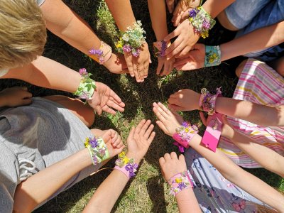 Letní květinové náramky...