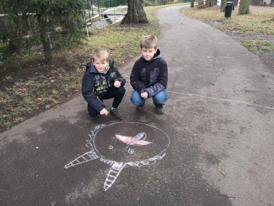 Malujeme čerty na zem...