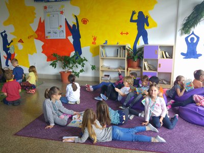 POSEZENÍ V KNIHOVNĚ ....