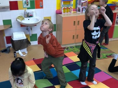 Relaxační a dechová cvičení s peříčkem