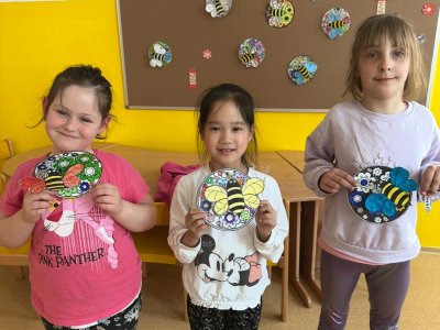 Včelka na paloučku