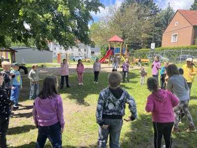 Hry na zahradě,vycházka”
