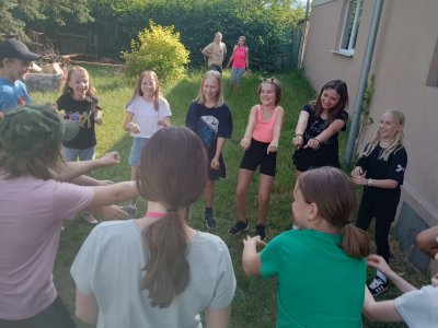 SPANÍ VE SKAUTSKÉ KLUBOVNĚ